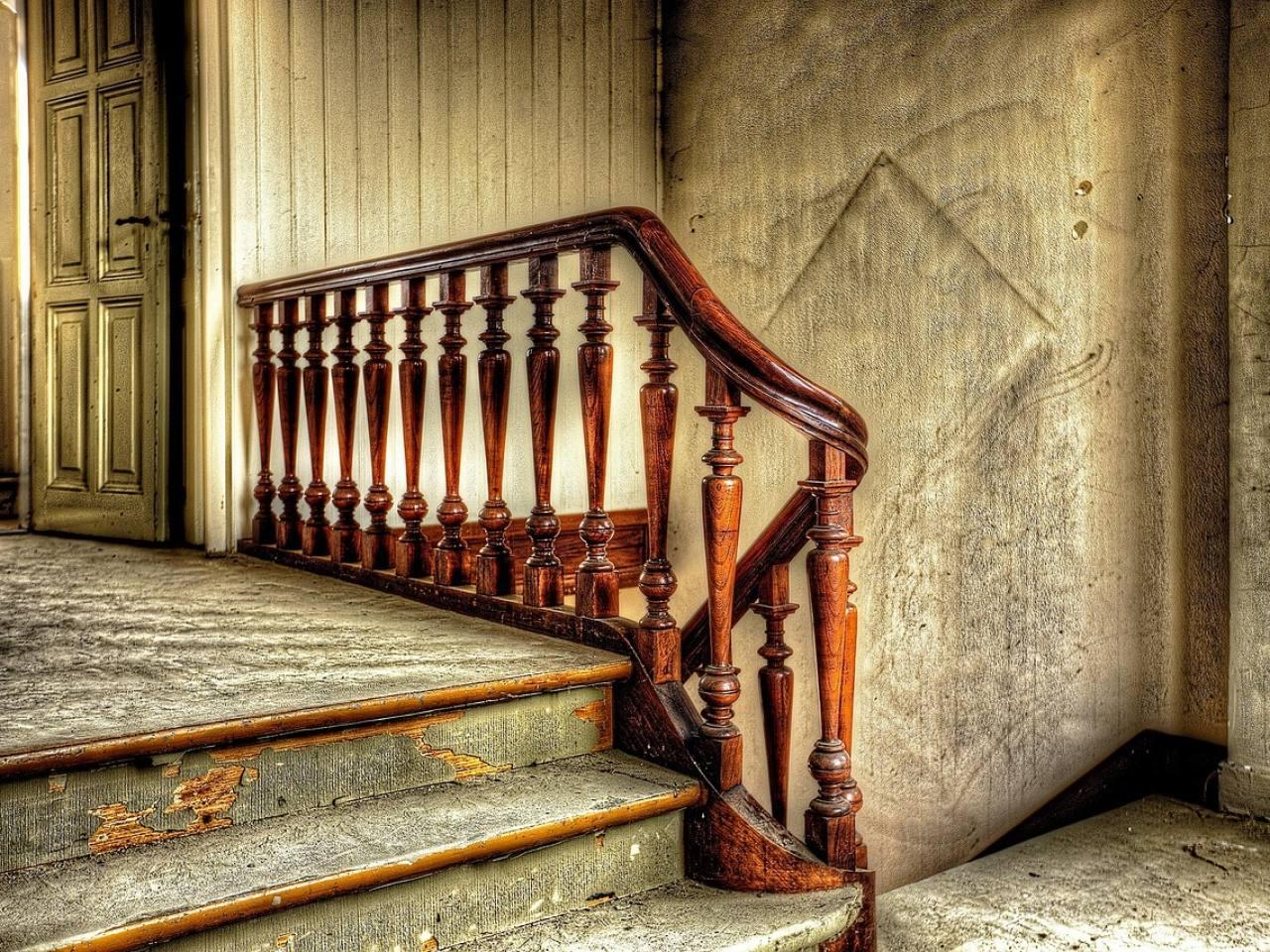 Scala in rovere a giorno