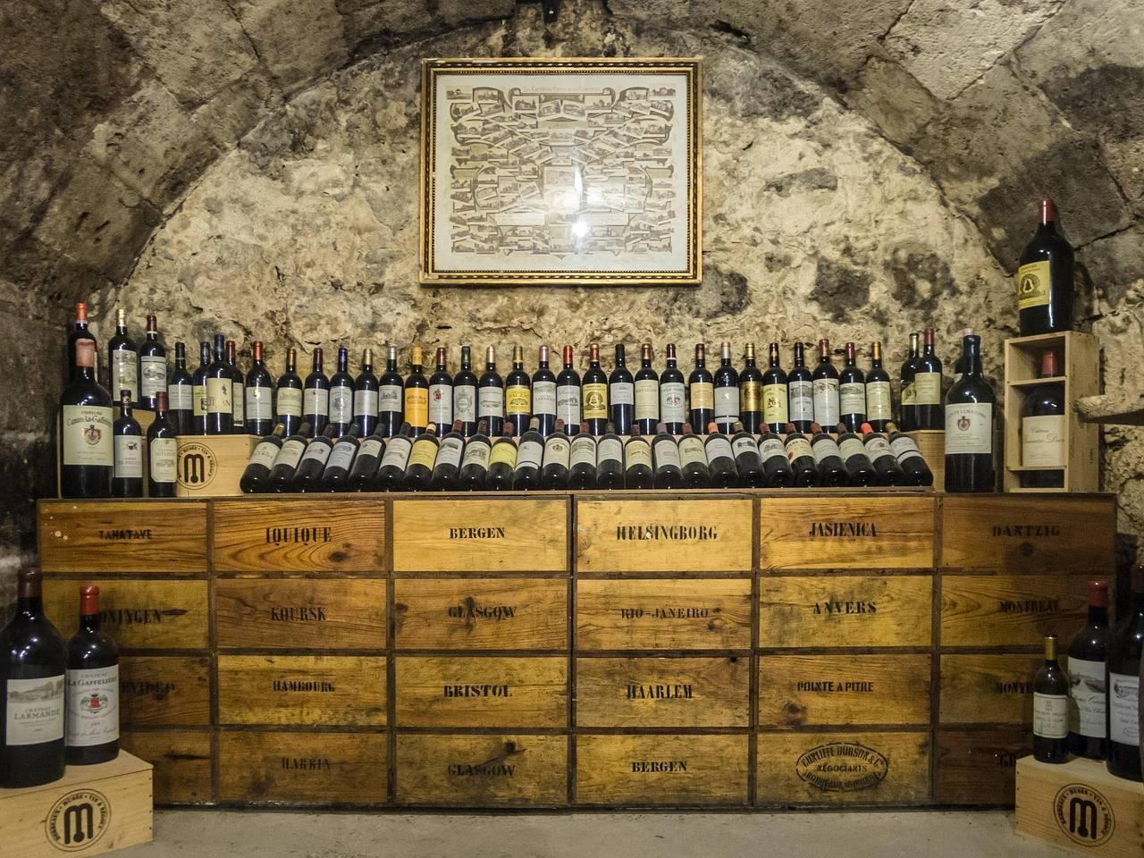 Lo scaffale dei vini in sala